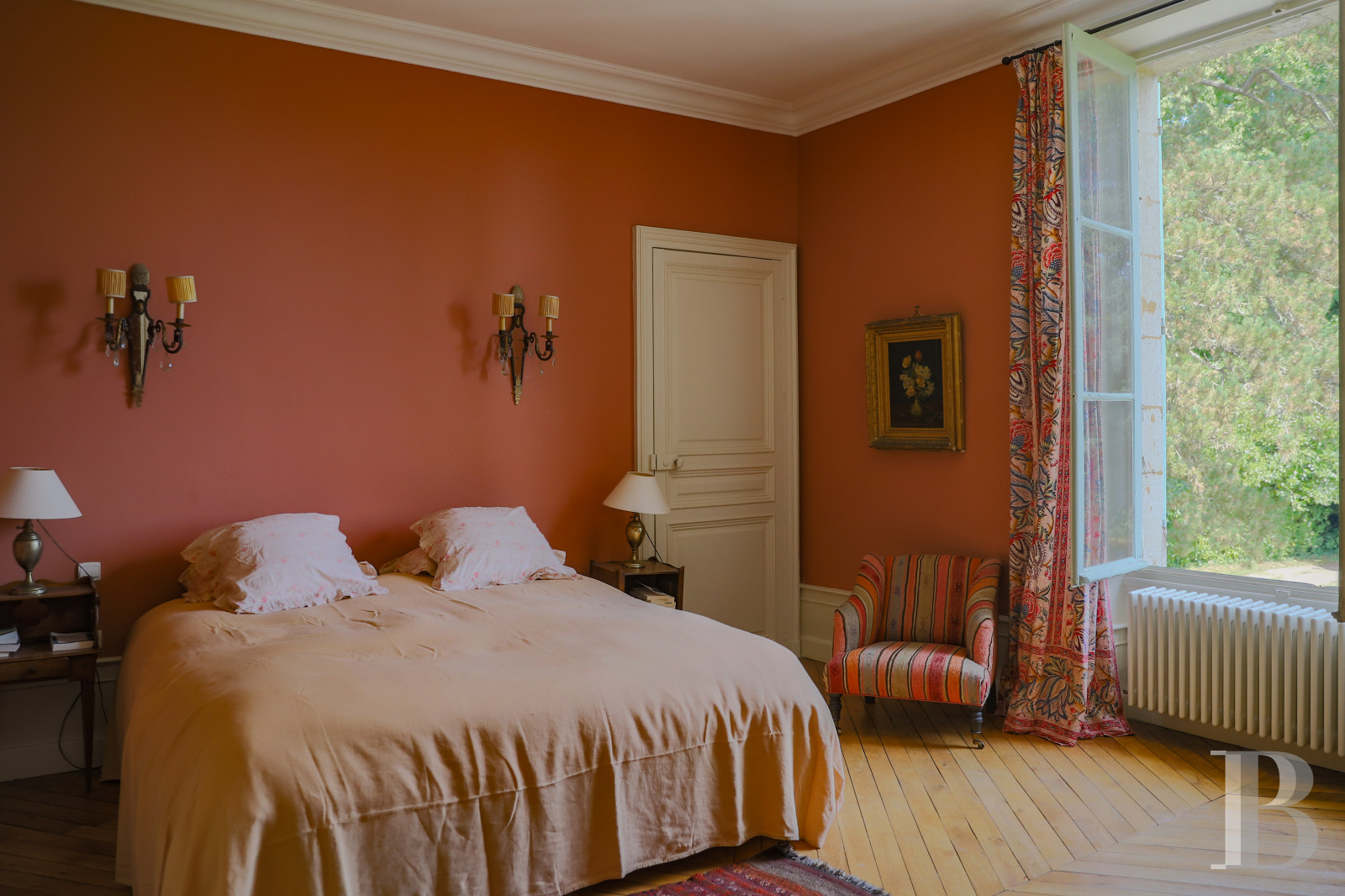 Dans le Perche, au nord-est de Bellême, une maison des 18e et 19e siècle au milieu de grands arbres  - photo  n°30